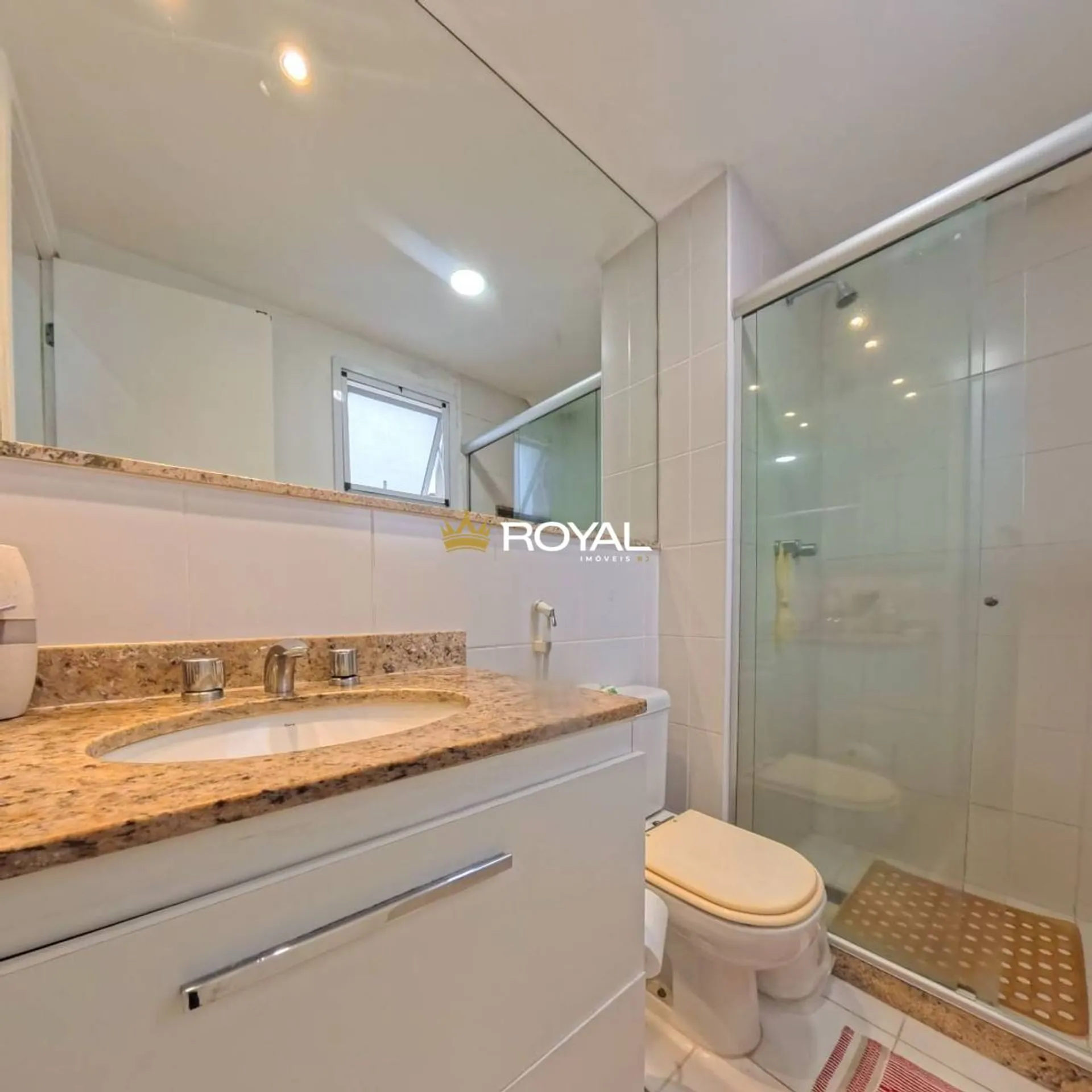4-bedroom apartment in a building with a pool — photo 28
