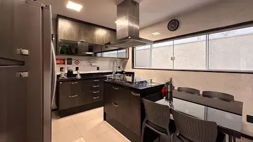 Casa mobiliada com 5 quartos e armários embutidos