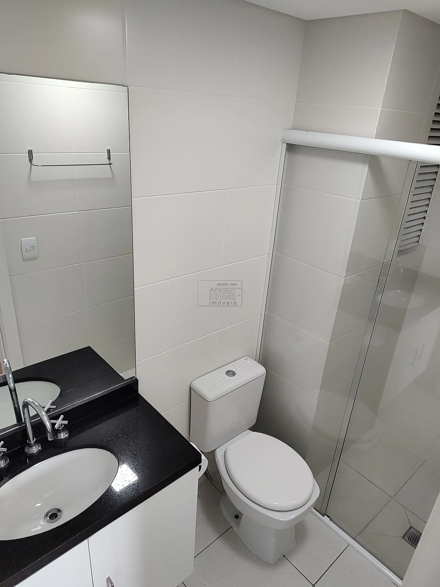 One-bedroom apartment in a building with a gym — photo 13