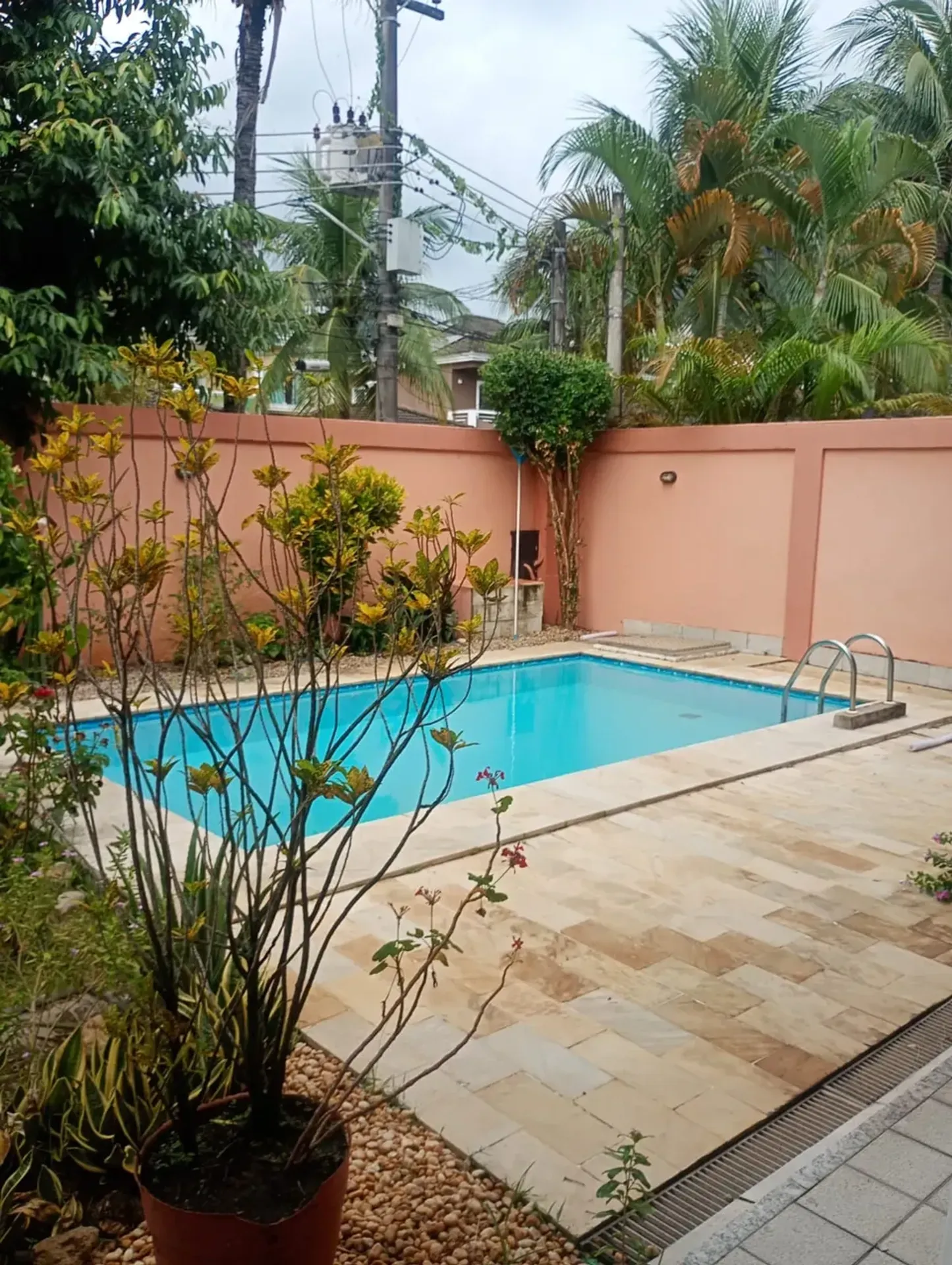 House, 300 m², with a grill on the balcony