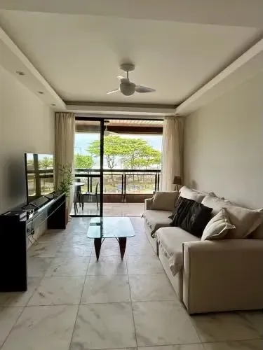 4-bedroom apartment with a water view