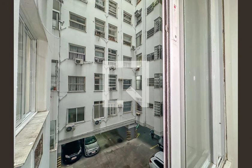 Apartamento de 2 quartos com piso de madeira ou laminado — photo 23