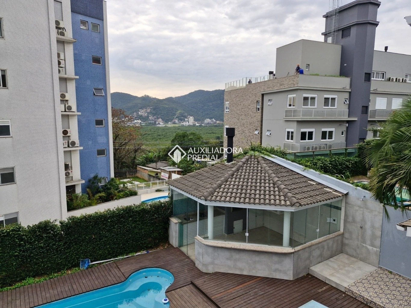 4-bedroom house with a fireplace in Florianópolis — photo 16