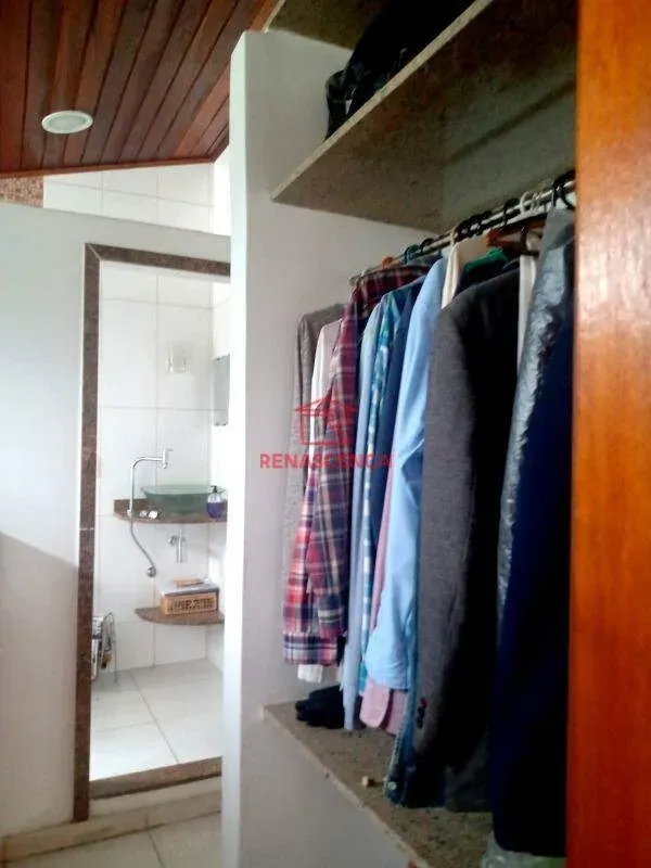 4-bedroom house with 1 en-suite and 300 m² plus pool — photo 2