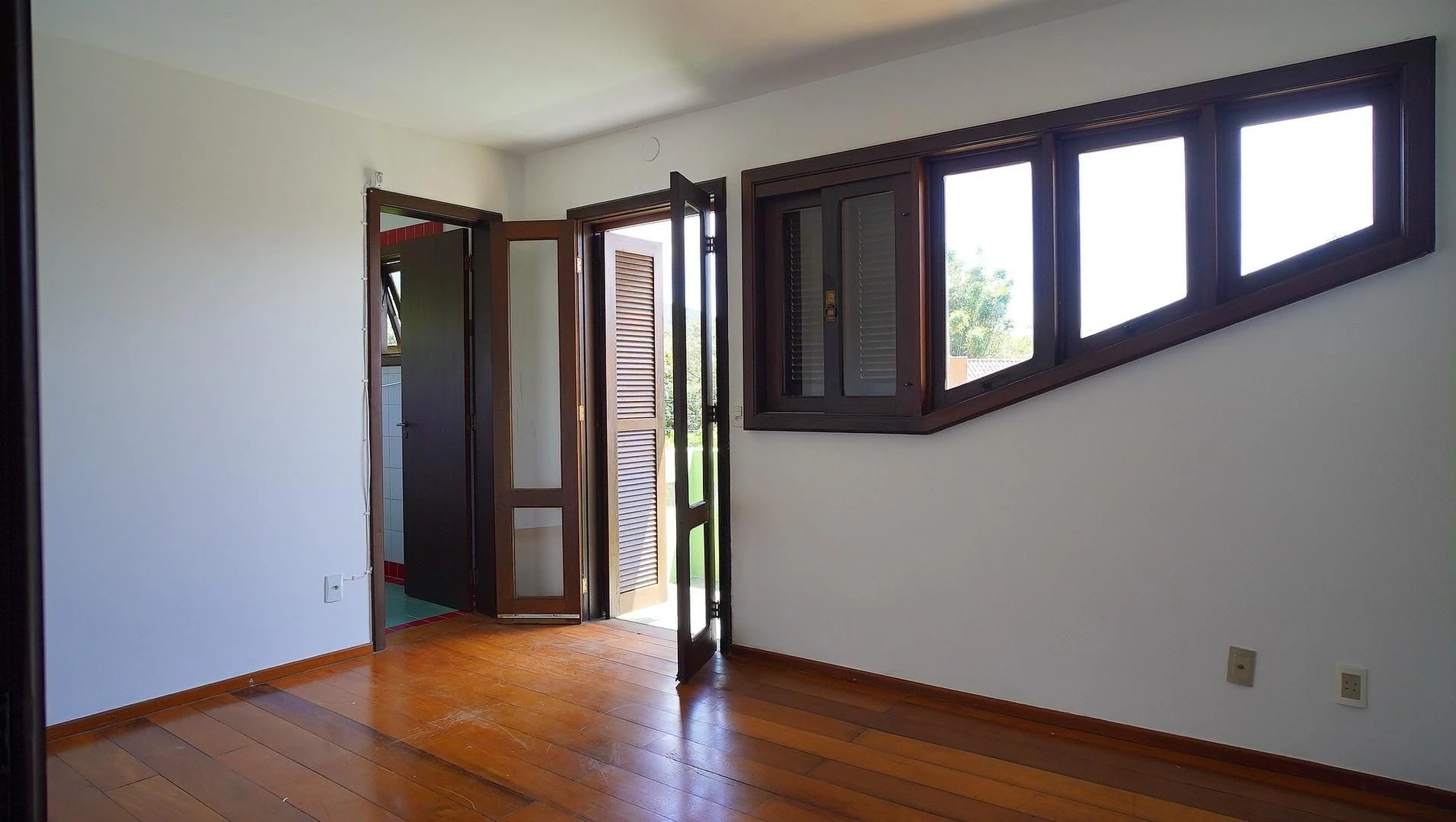 Панорамні вікна та 4 спальні: будинок 735 м² — photo 26