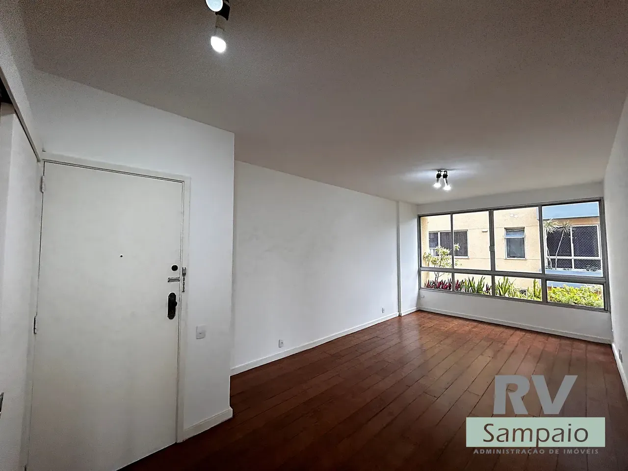 One-bedroom apartment with a mountain view in Rio de Janeiro — photo 7