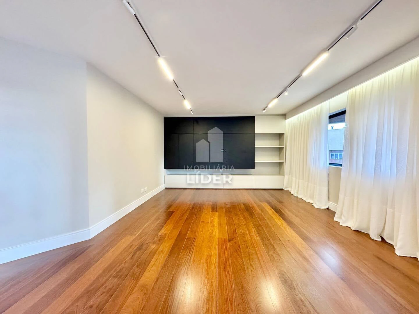 Apartment with 4 bedrooms and 3 parking spots, balcony — photo 7