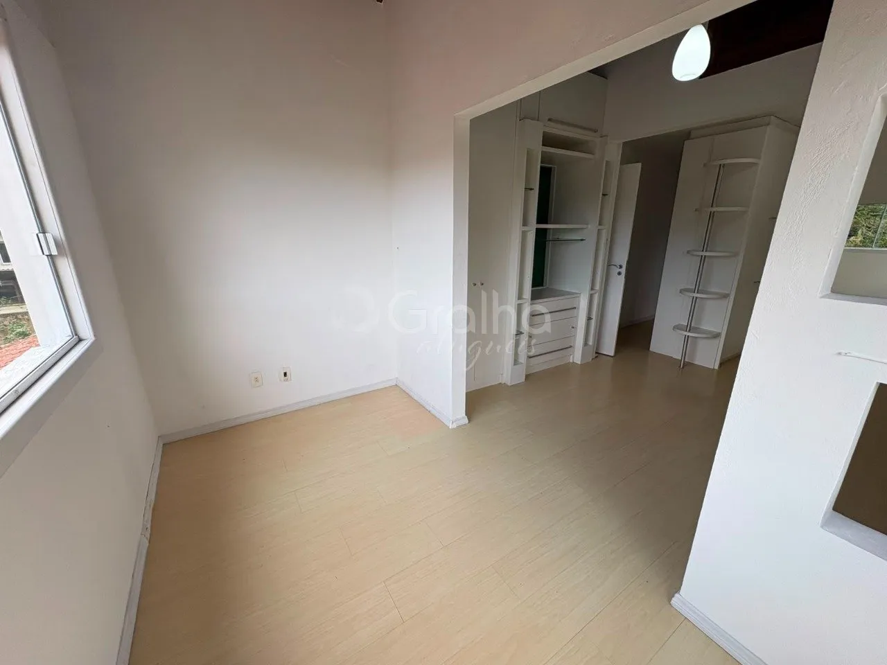 House with 3 en-suite bedrooms 435 m² and private garden — photo 14