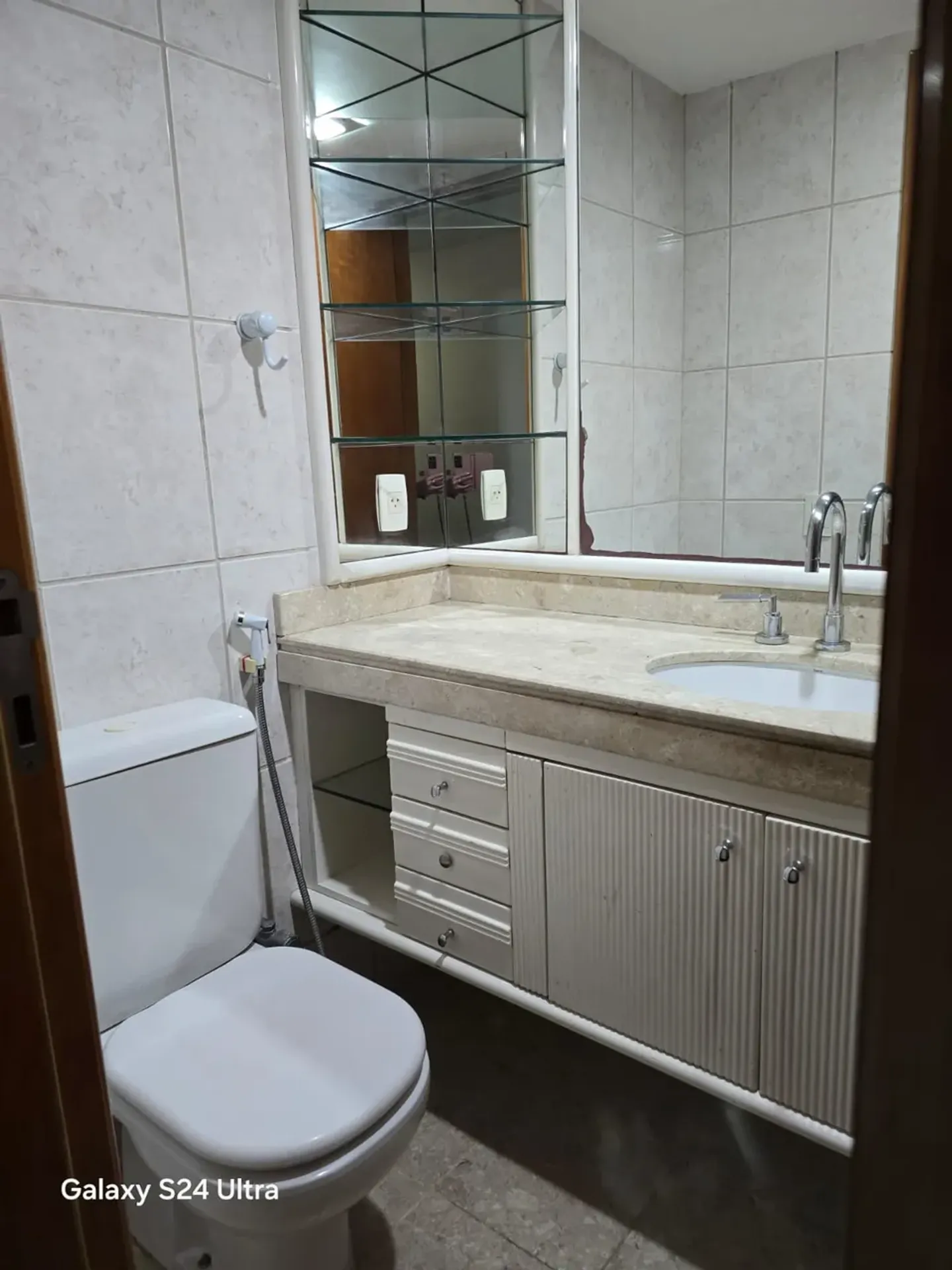 101 m² apartment with a bathtub and a glass-enclosed balcony — photo 10