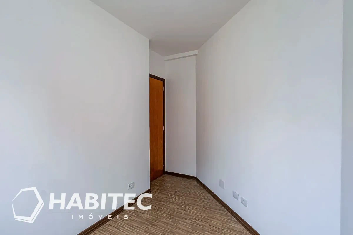 Wood or laminate floors in a 3-bedroom apartment, 102 m² — photo 12