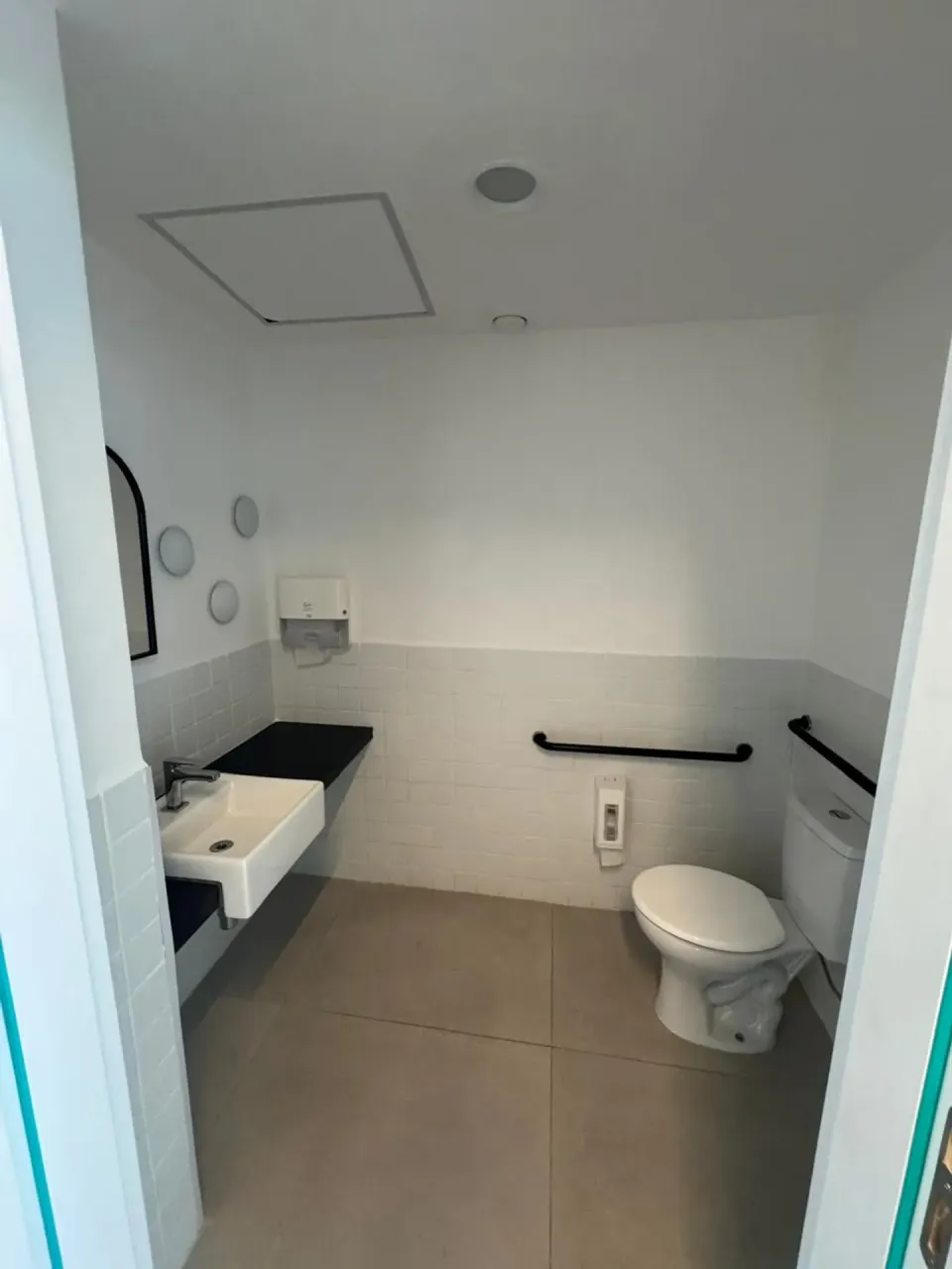 Unfurnished apartment with 3 bedrooms and 4 bathrooms — photo 12