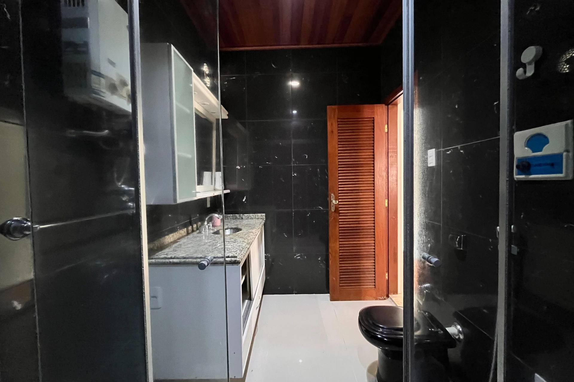 3-bedroom apartment with a walk-in closet — photo 19