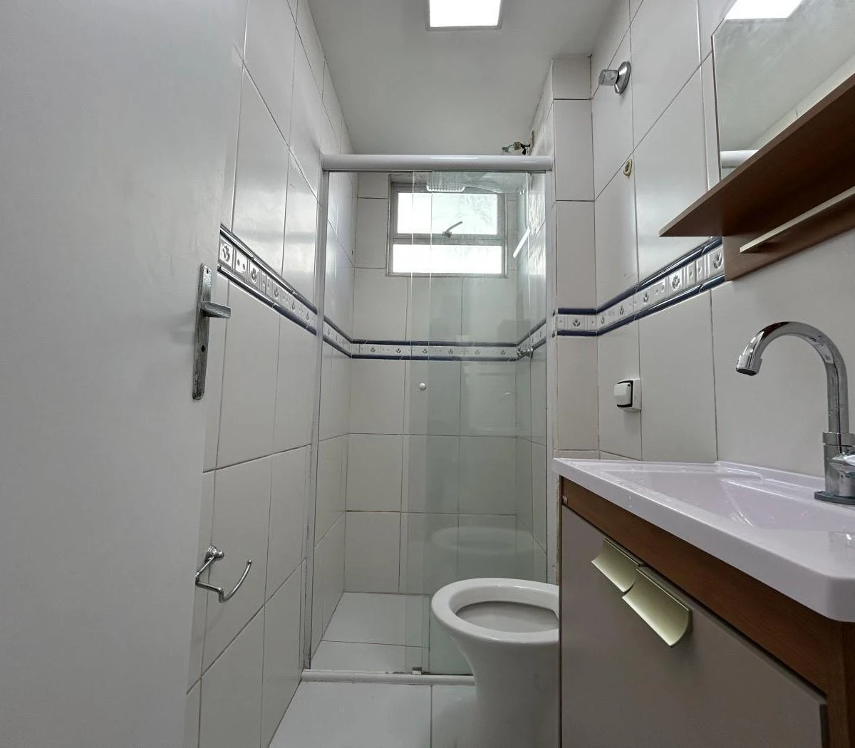 2-bedroom apartment with wood or laminate floors in Curitiba — photo 10