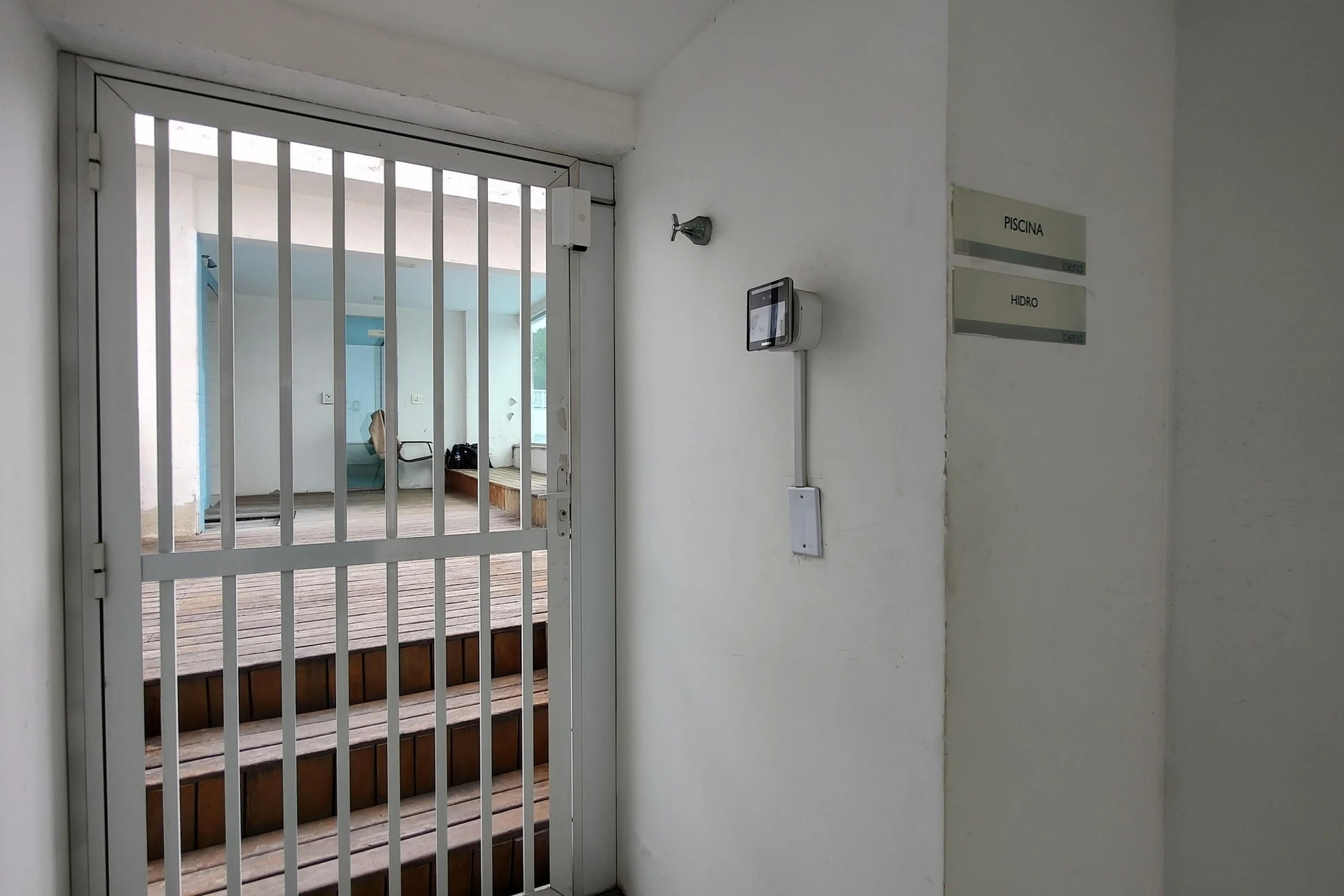 1-bedroom apartment with an open-plan kitchen and parking — photo 2