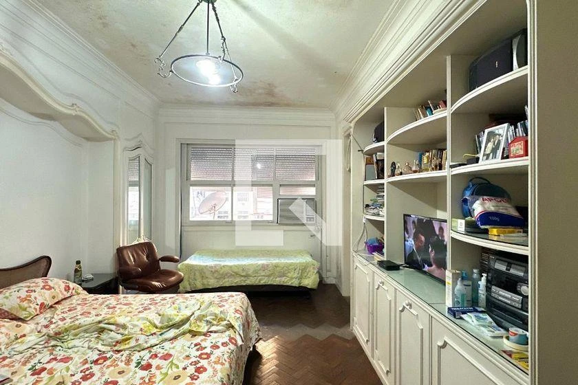 Glass-enclosed balcony in a 4-bedroom apartment, 403 m² — photo 29