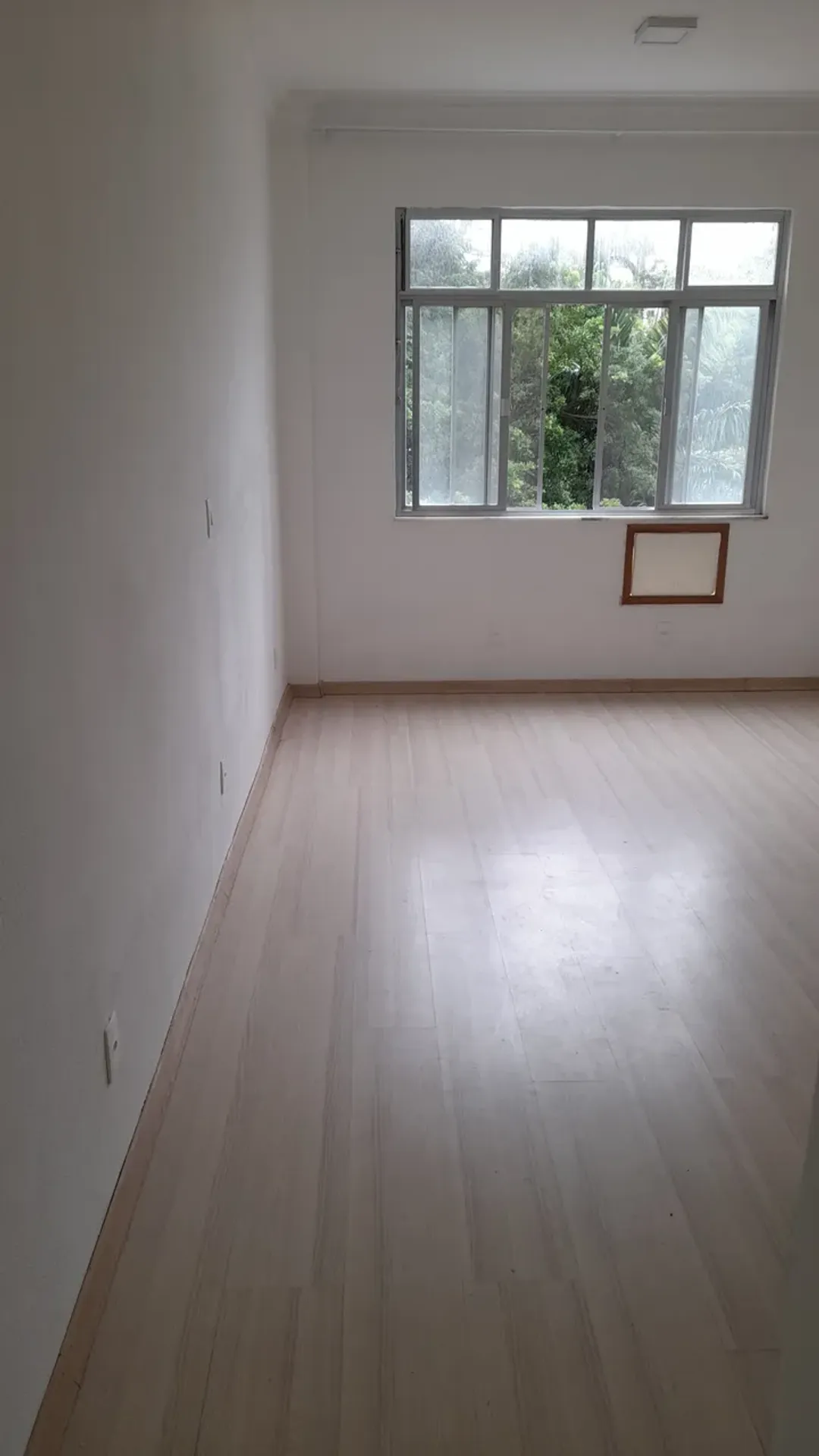 Studio on the 4th floor with wood or laminate floors — photo 3