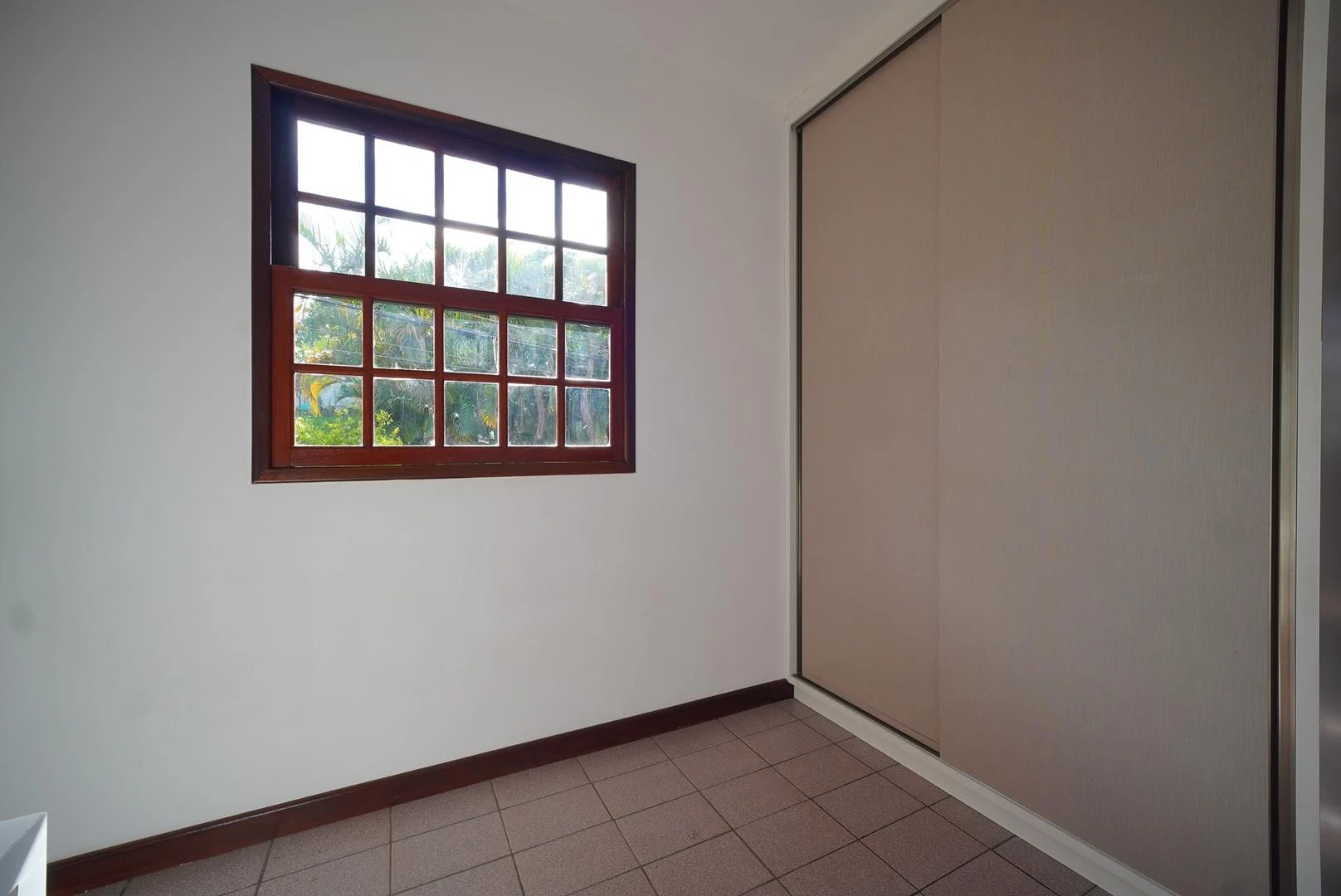 4-bedroom house with a garden — photo 8