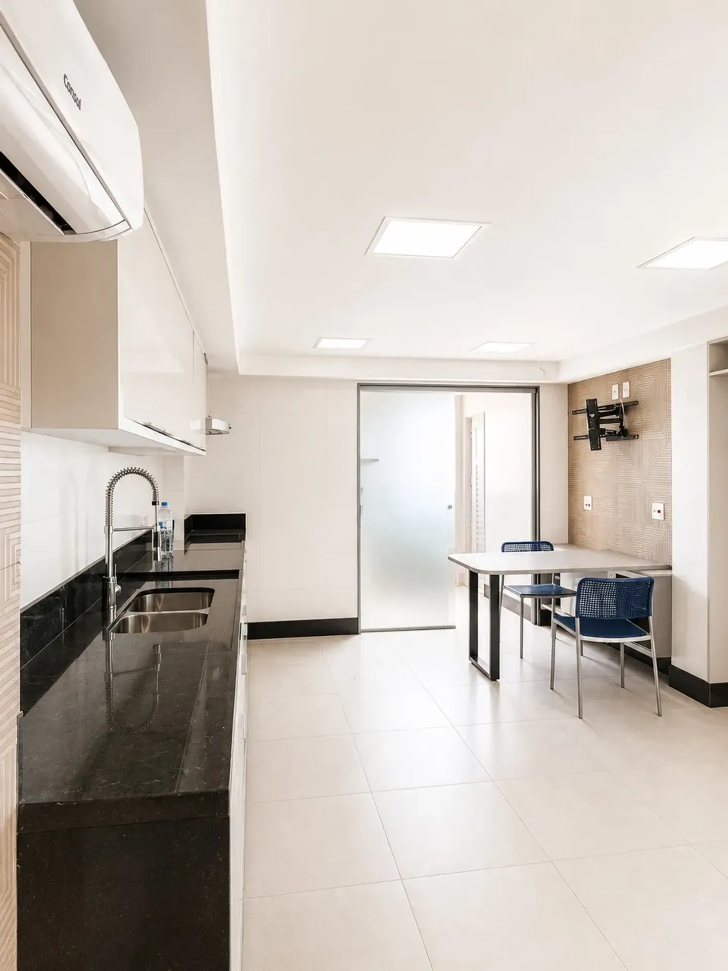 Furnished apartment with 3 bedrooms and 4 bathrooms — photo 20