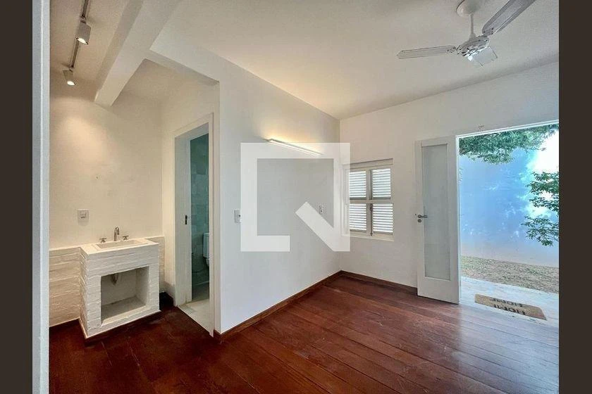 Balcony with a grill in a 3-bedroom house, 220 m² — photo 26
