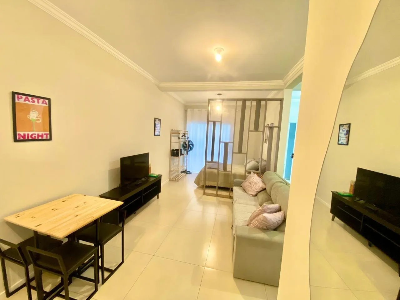 Furnished 1-bedroom apartment with open-plan kitchen — photo 6