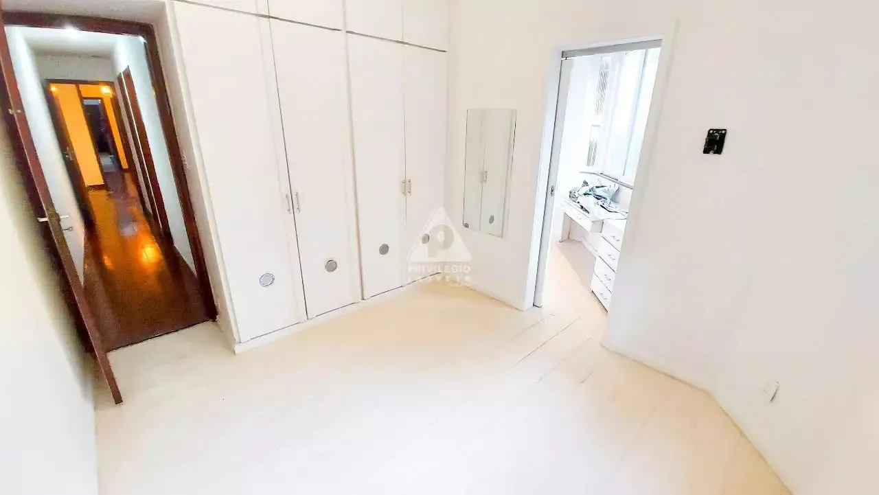 2-bedroom apartment with a walk-in closet — photo 8