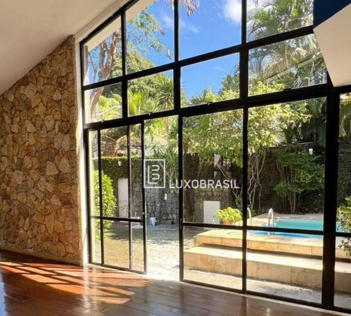 Casa com 4 suítes e 580 m², com 4 vagas