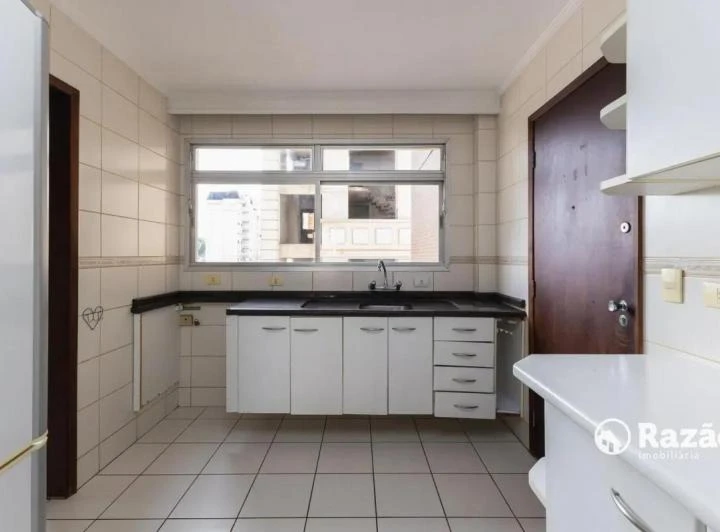 Apartamento sem mobília com 4 quartos e sala de madeira — photo 3