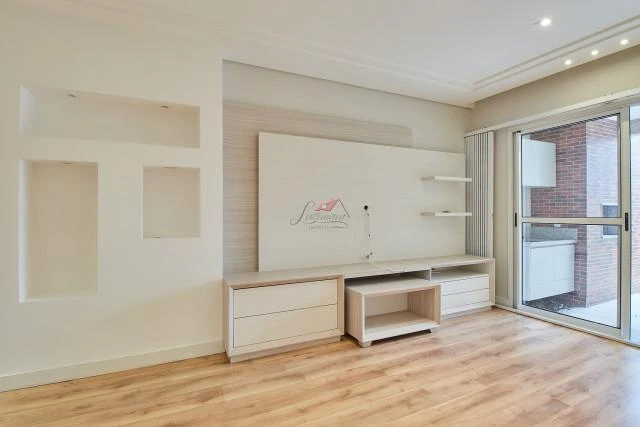 Balcony with a grill in a 2-bedroom apartment, 129 m² — photo 10