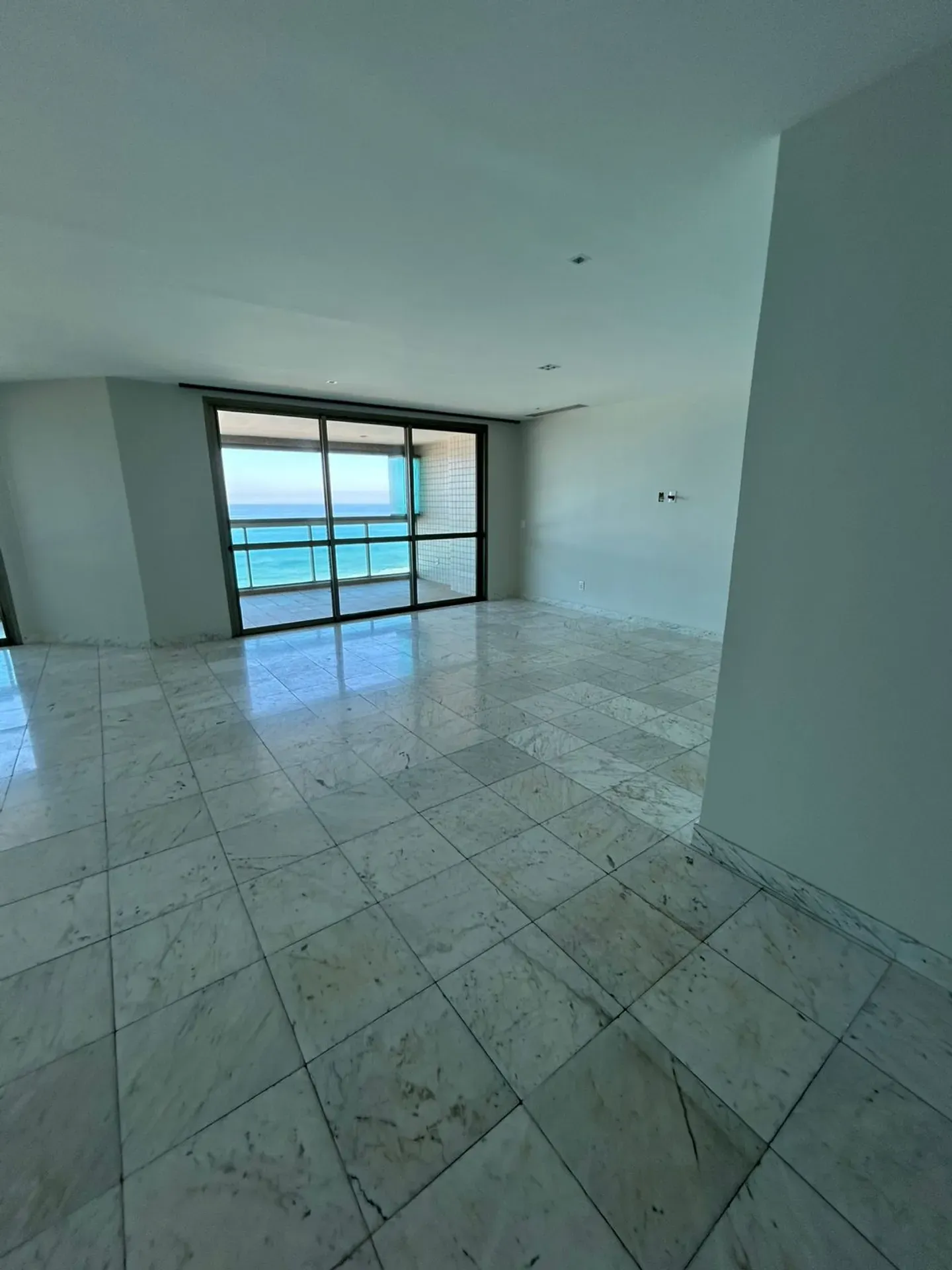 4-bedroom apartment with a water view — photo 4