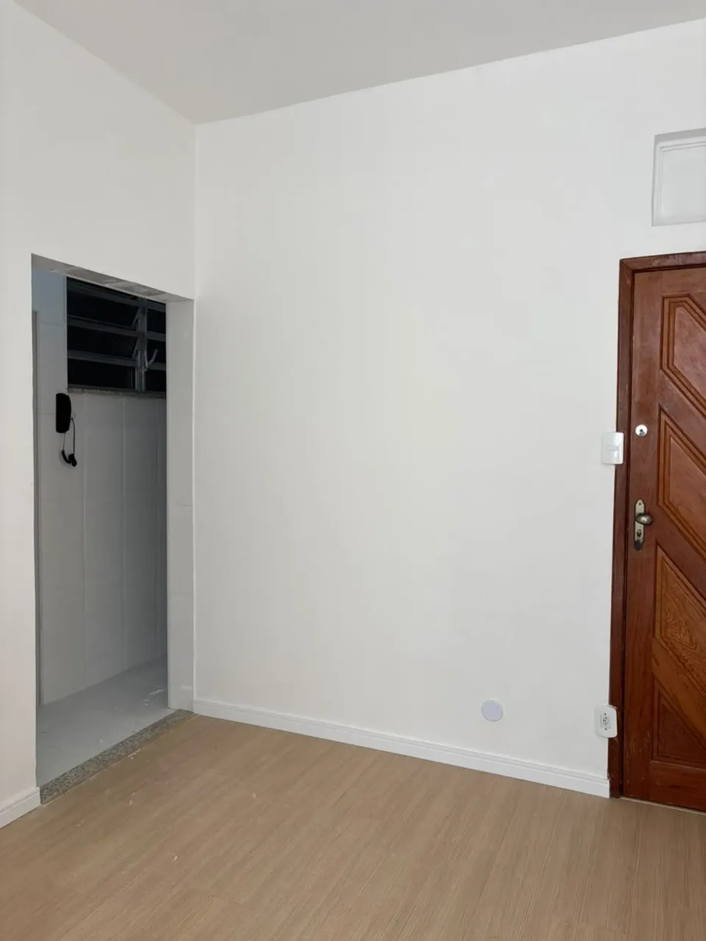 Wood or laminate floors in a one-bedroom apartment, 37 m² — photo 31