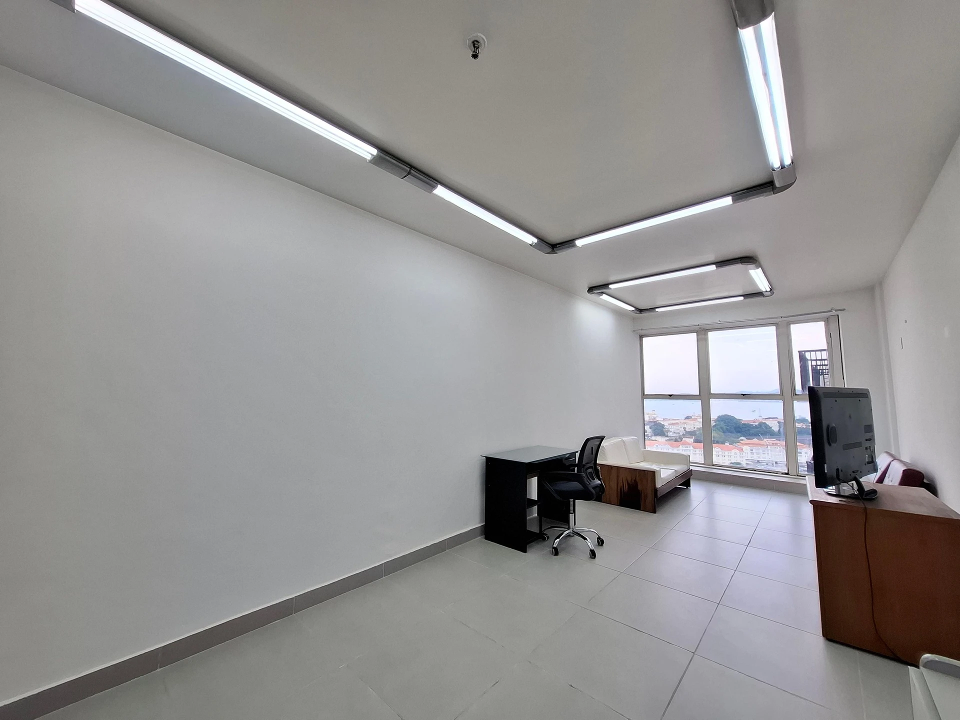 Furnished studio, 32 m², with a water view — photo 12