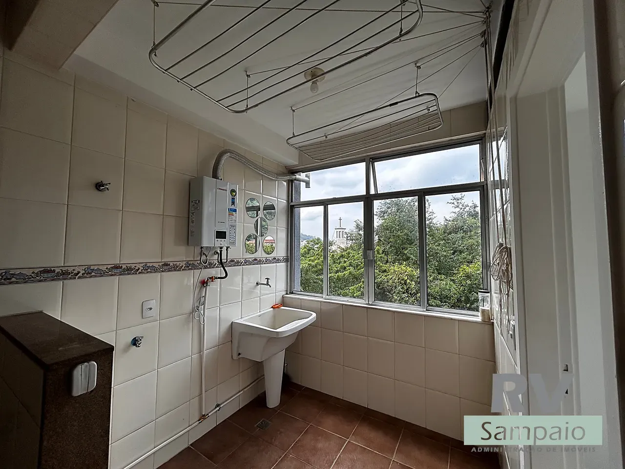 One-bedroom apartment with a mountain view in Rio de Janeiro — photo 15