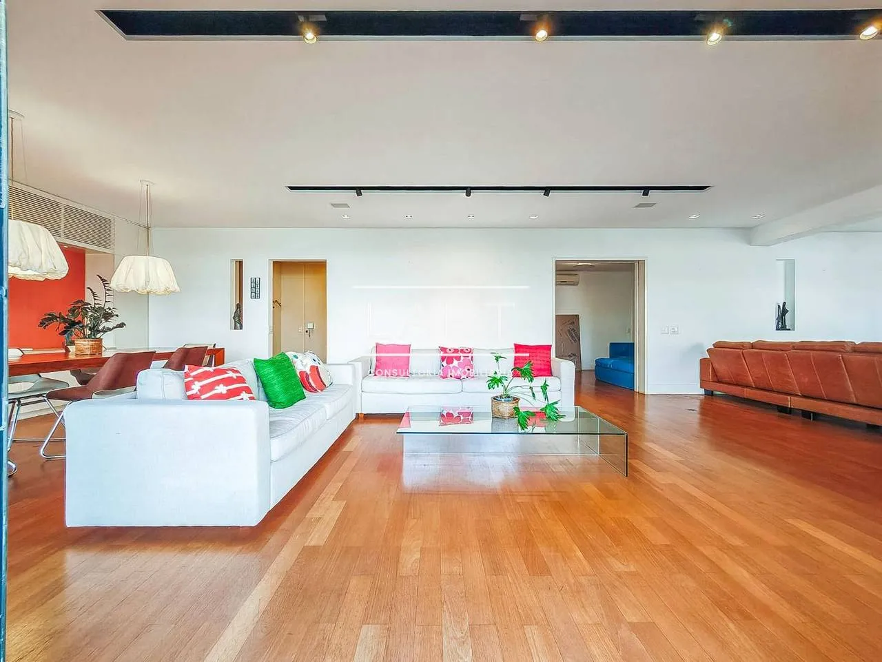 Furnished 3-bedroom apartment with 4 bathrooms and 240 m² — photo 13