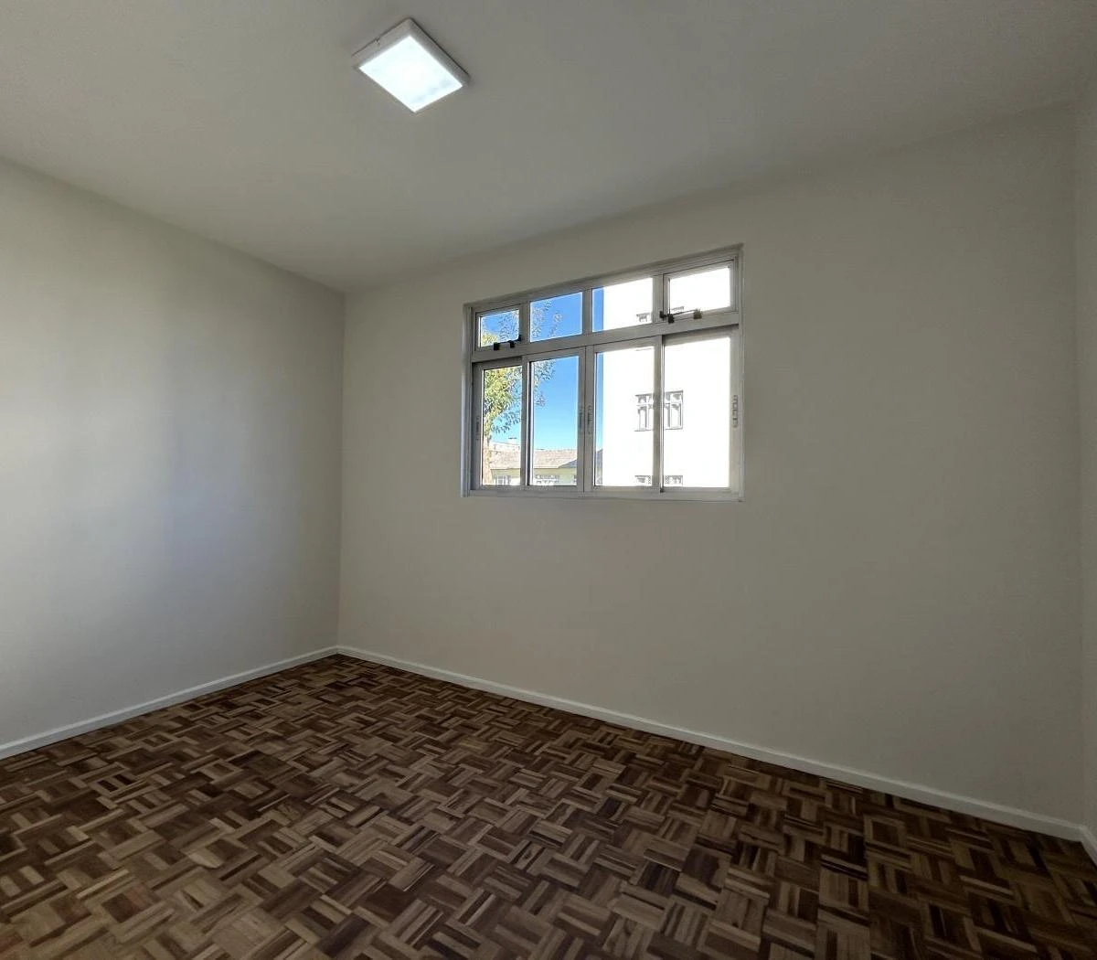 2-bedroom apartment with wood or laminate floors in Curitiba — photo 2
