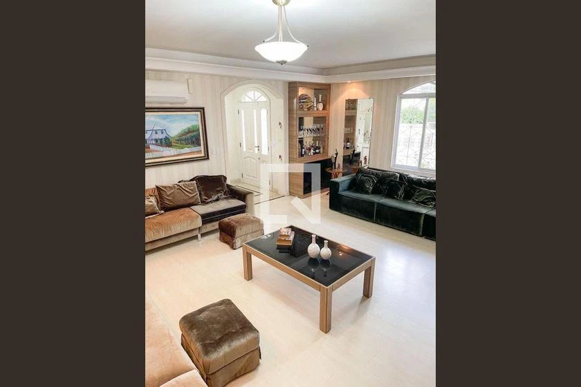 Furnished house with 5 bedrooms and a gas stove