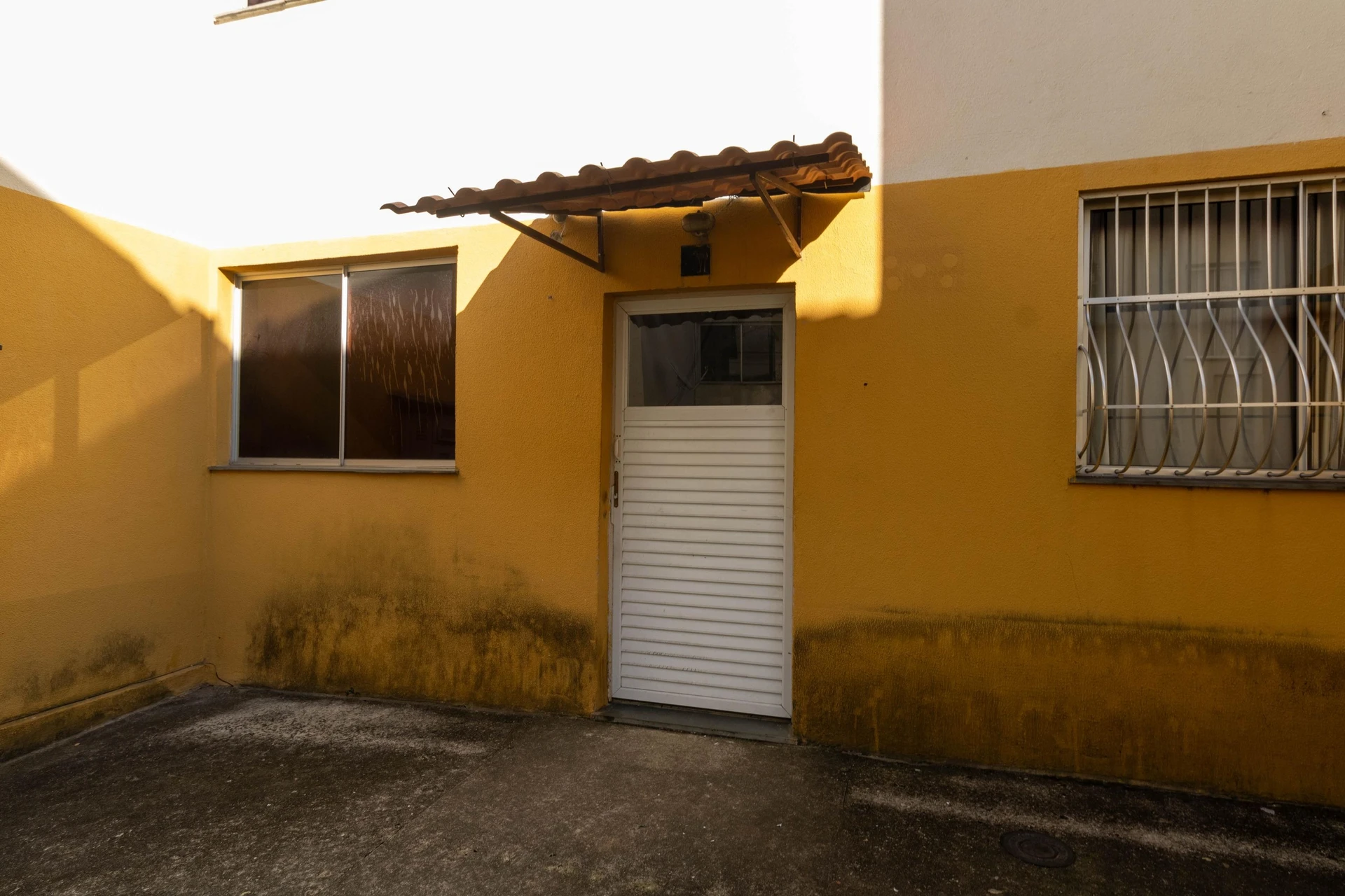 Apartment with a separate kitchen and stove — photo 19