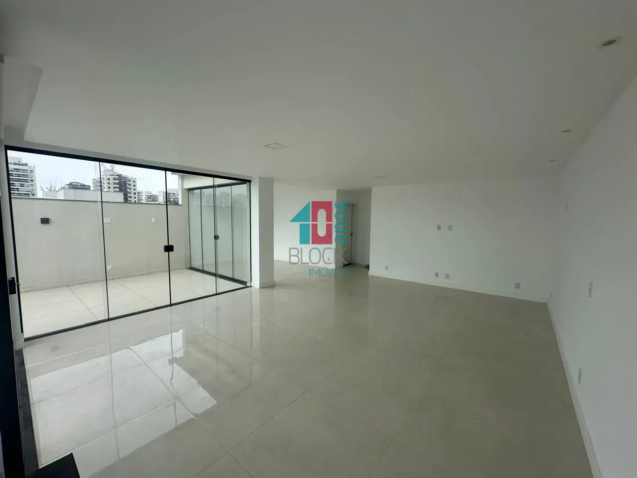 Condominium house with 5 en-suites and open-plan kitchen — photo 8