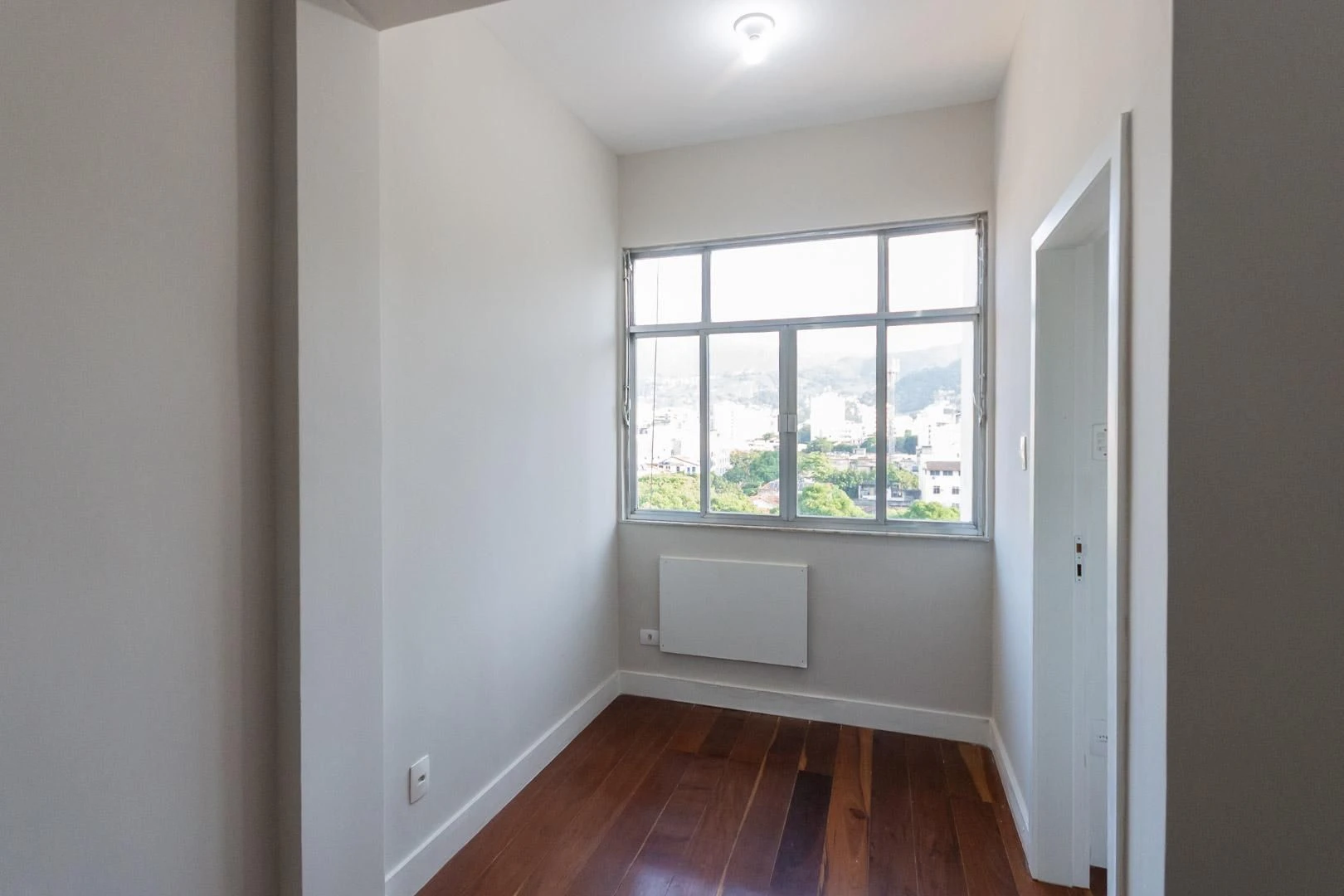 Wood or laminate floors in a 2-bedroom apartment, 64 m² — photo 4