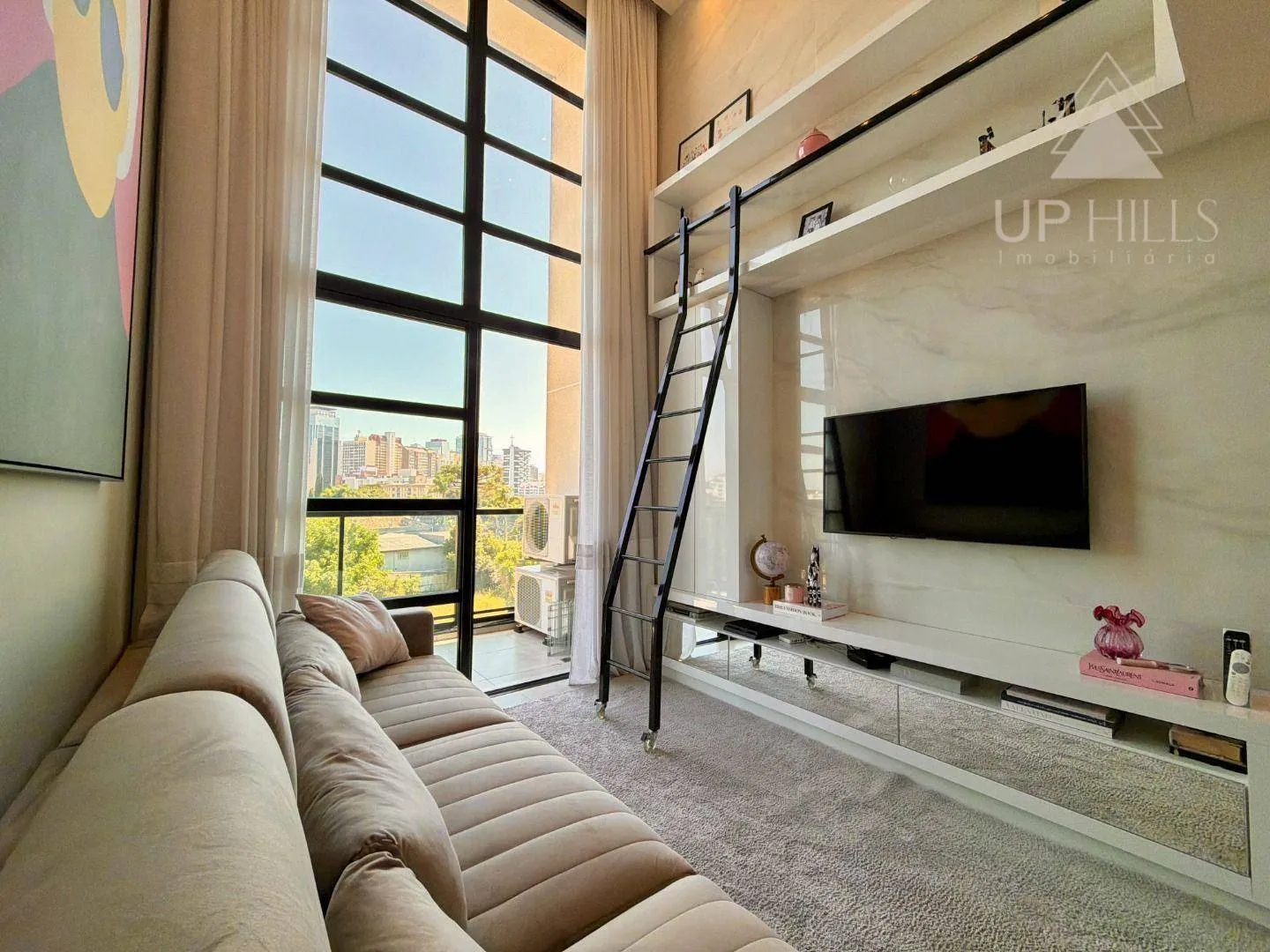 Apartment on the 4th floor with floor-to-ceiling windows