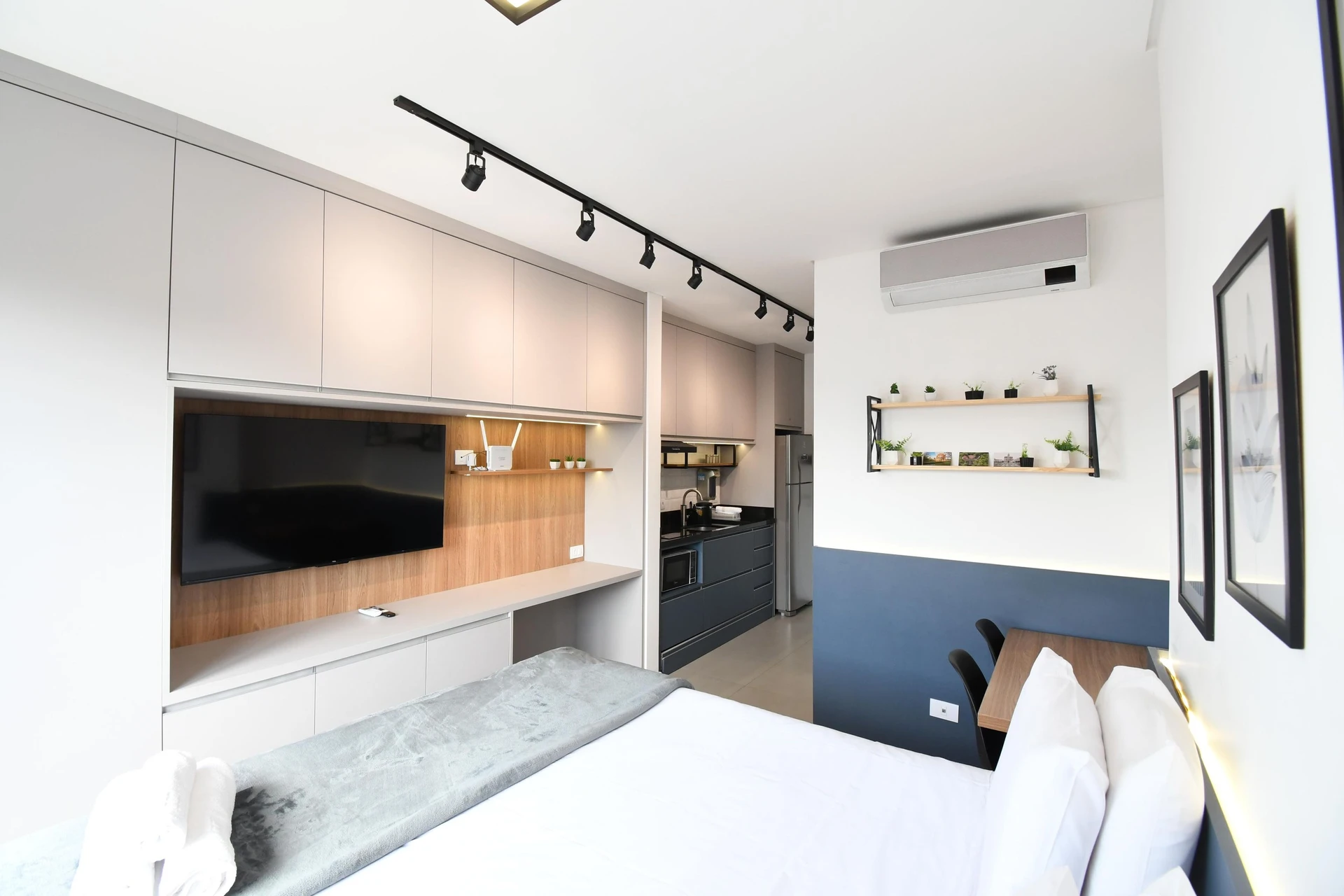 Furnished studio, 25 m², with floor-to-ceiling windows — photo 4