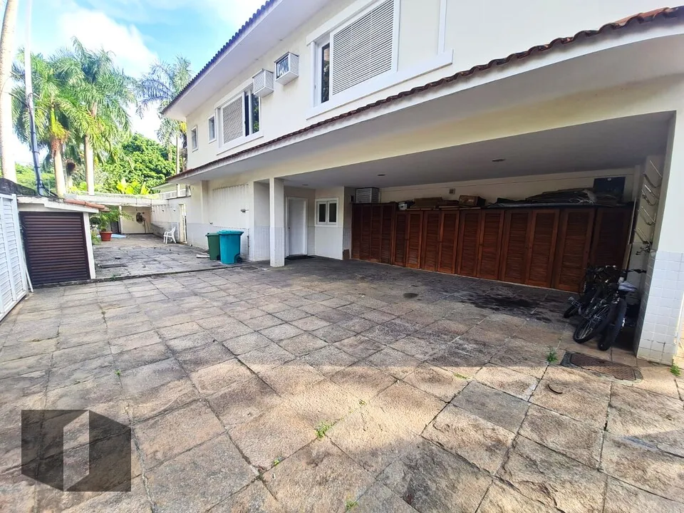 690 m² house with 6 bedrooms and balcony grill — photo 41