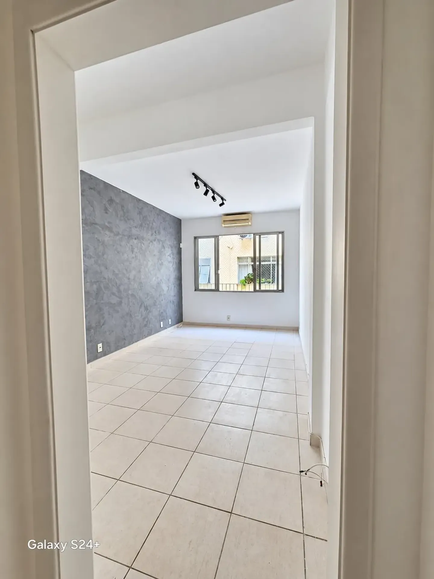 Apartment on the 2nd floor with a walk-in closet