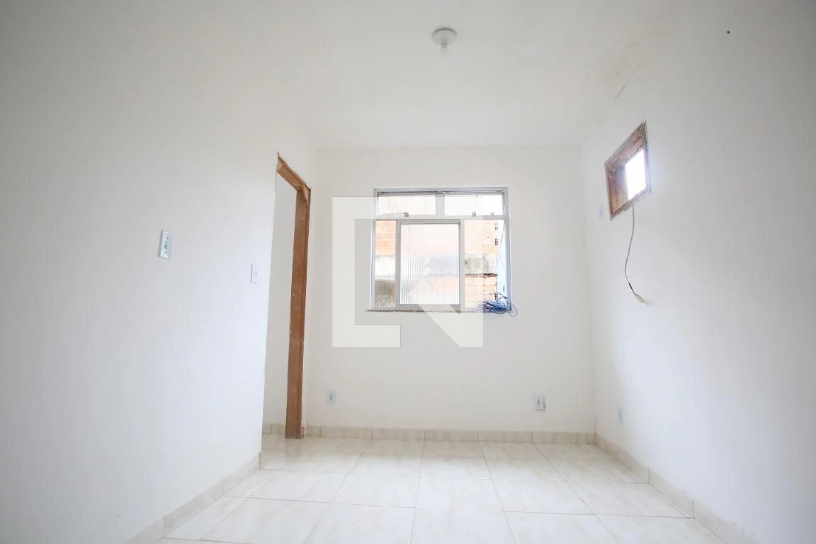 Casa sem mobília com 1 quarto e 1 banheiro