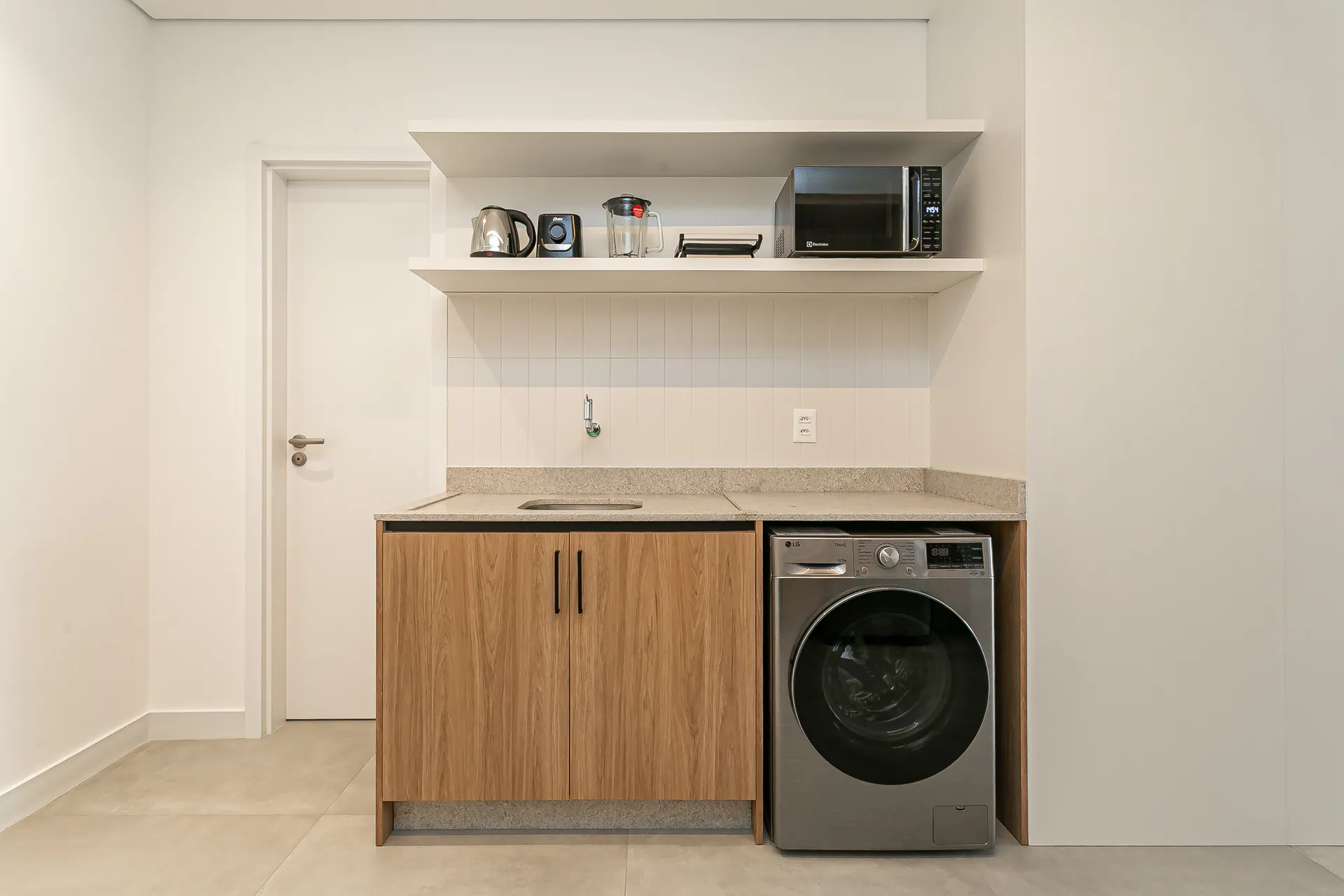 Estudio amueblado de 55 m² con 1 dormitorio y 2 baños — photo 3