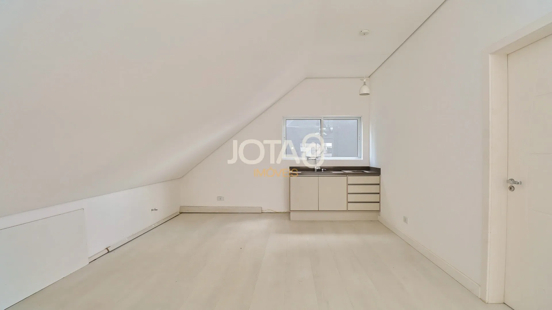 House with 3 bedrooms and an open-plan kitchen — photo 24