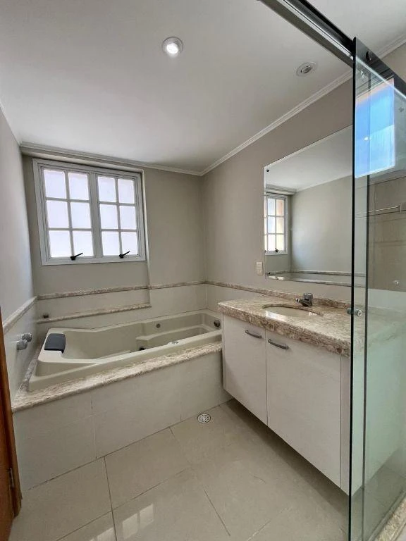 Bathtub in a 3-bedroom apartment, 145 m² — photo 18