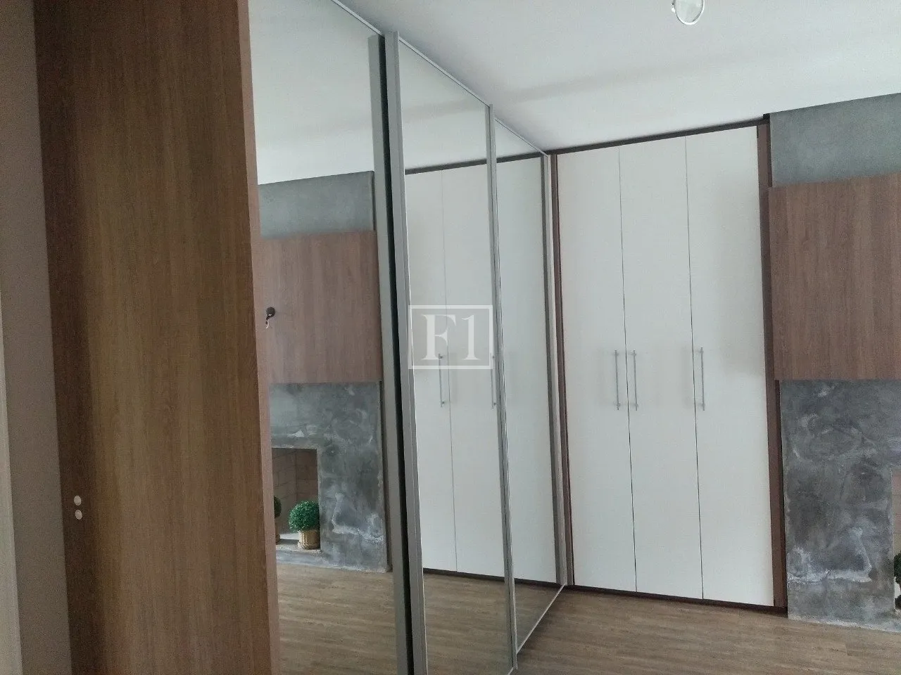 Furnished house, 450 m², with floor-to-ceiling windows — photo 54