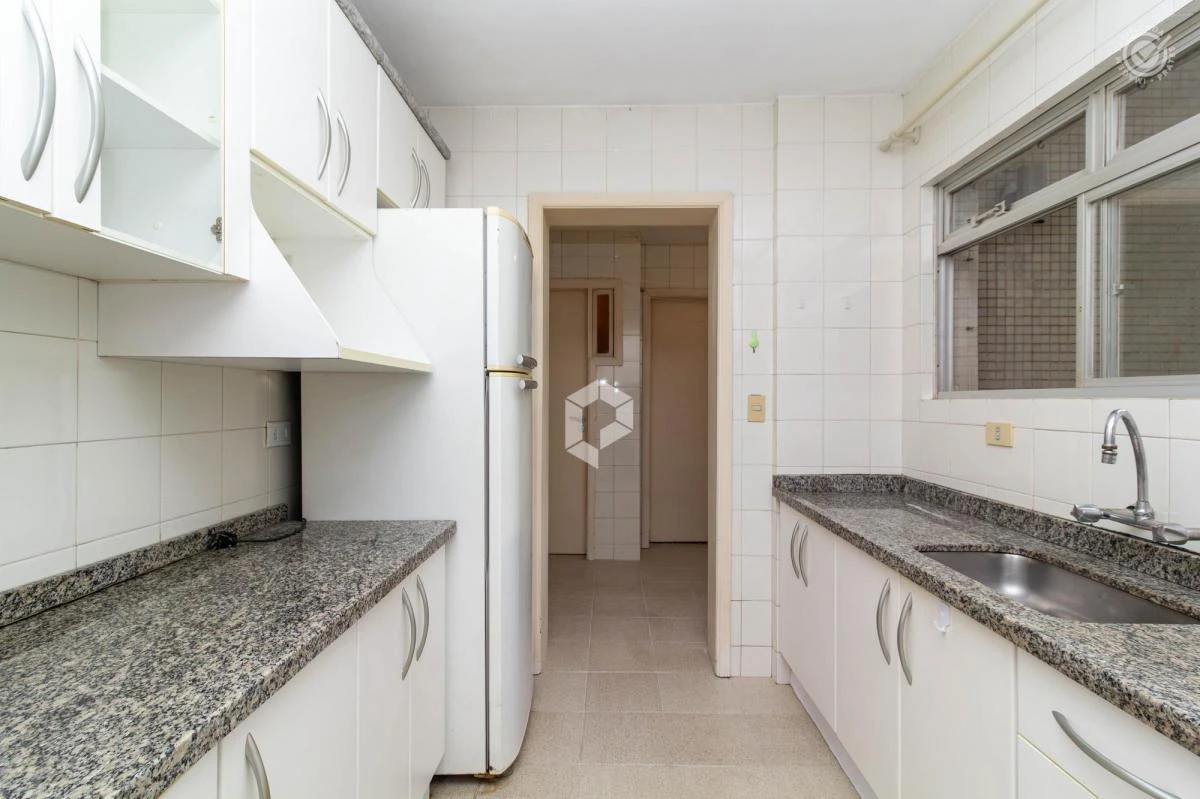 3-bedroom apartment with a glass-enclosed balcony — photo 4