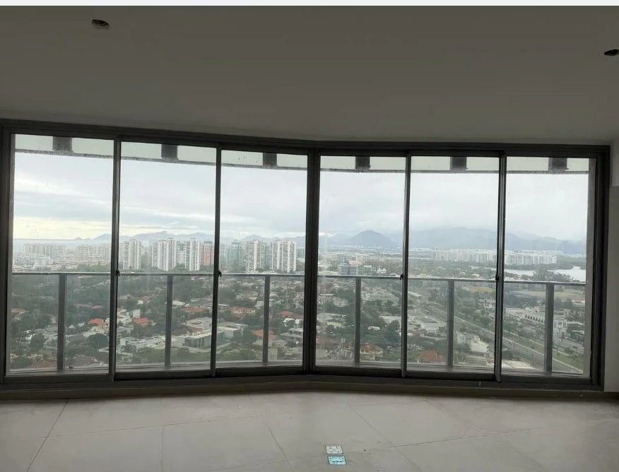 One-bedroom apartment with floor-to-ceiling windows — photo 6
