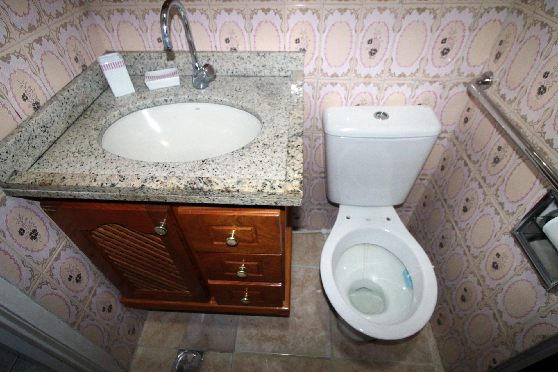 Furnished 2-bedroom apartment with 1 bathroom and glass shower — photo 7